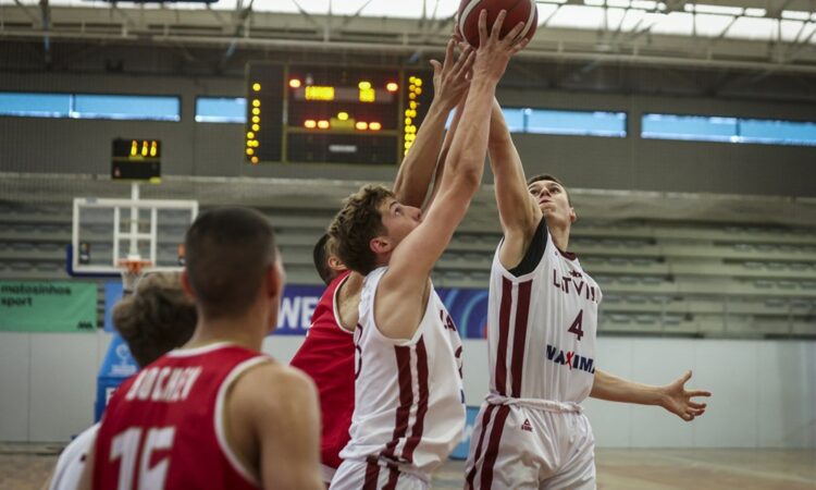 Latvijas un Bulgārijas U18 basketbolisti
