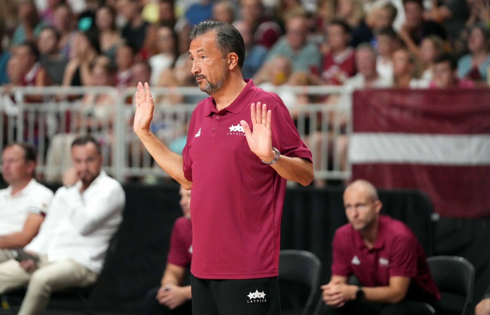 Banki paziņo divus atskaitītos pirms došanās uz Āziju | Sportazinas.com