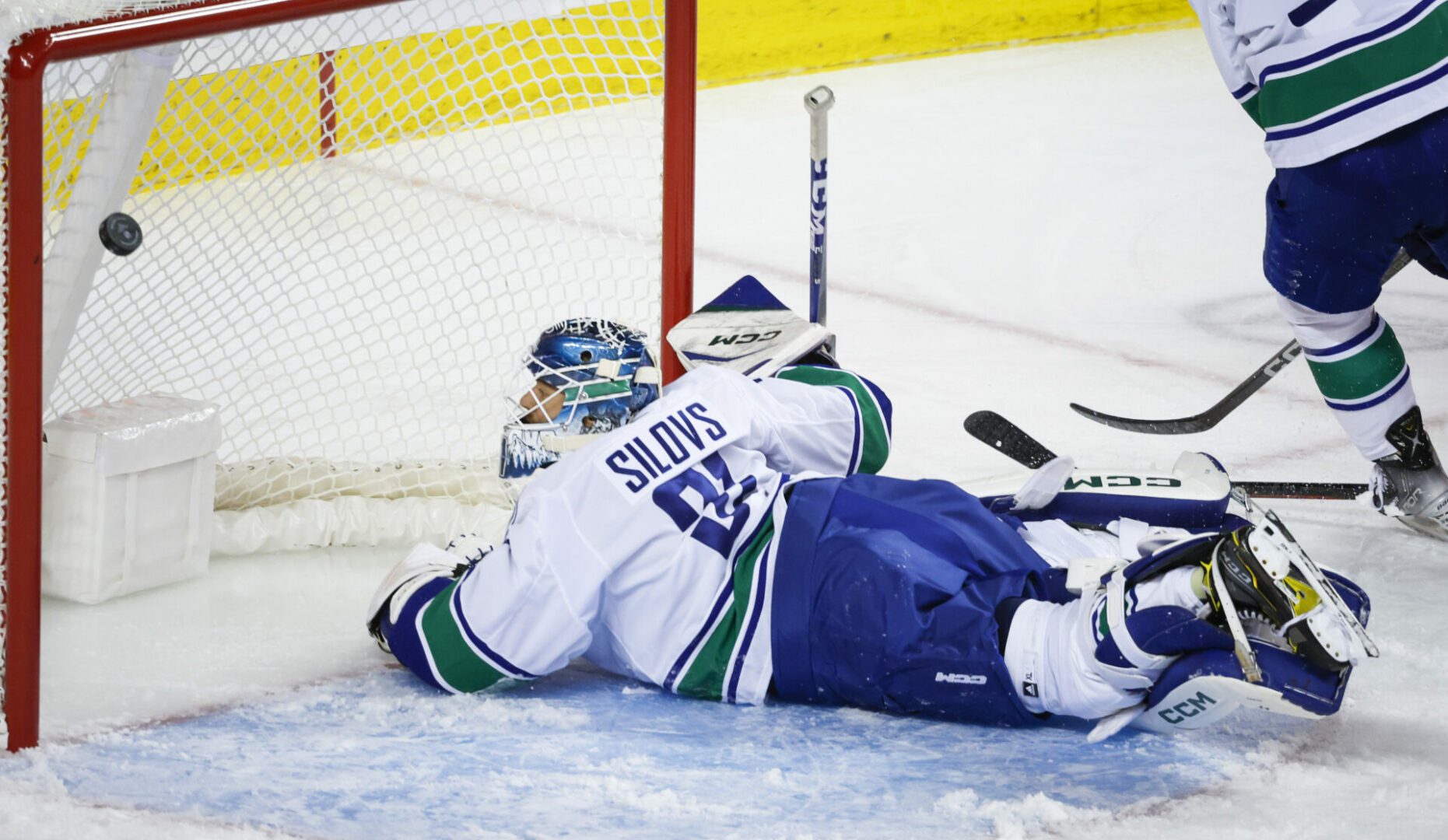 LATVIAN GOALKEEPERS ELVIS MERZLIKINS AND ARTHUR SHILOV IN NHL MATCHES: RESULTS AND HIGHLIGHTS