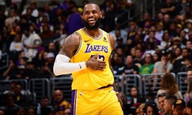 Lebrons demonstrē klasi, “Lakers” triumfē Losandželosas derbijā