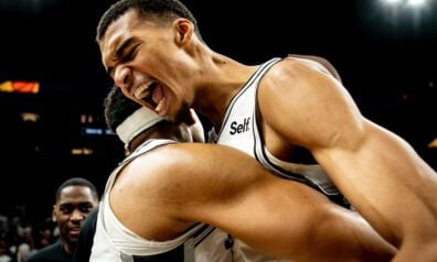 “Spurs” varonīgi atspēlējas un pirmajā duelī starp Vembanjamu un Durantu izrauj uzvaru