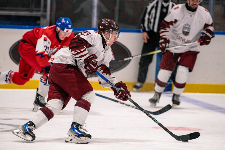 Latvijas U20 hokejisti fortsette gaštokšanas PČ ar ľoži pret Norvēģiju