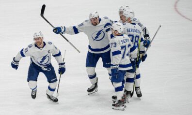 Veterāns Stemkoss gūst četrus vārtus “Lightning” panākumā, “Kraken” izdemolē grimstošu “Blackhawks”