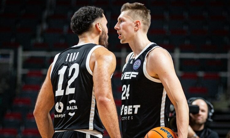 Arnaldo Toro Barea un Aleksanders Madsens