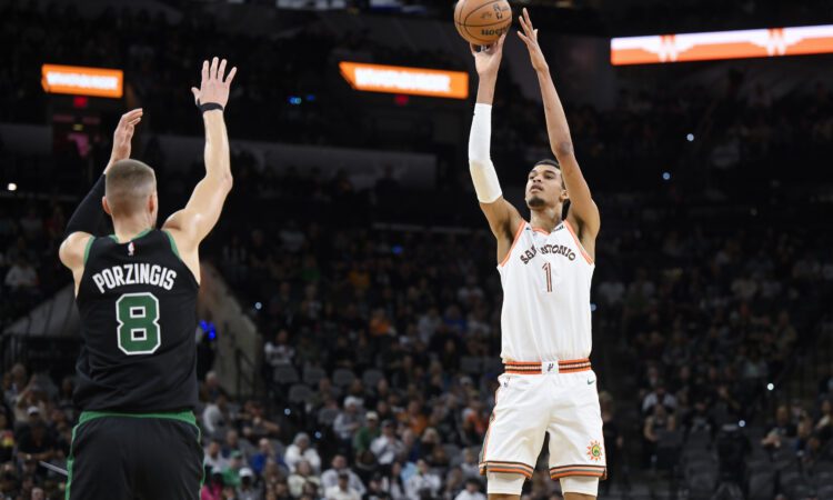 Kristaps Porziņģis un Viktors Vembanjama