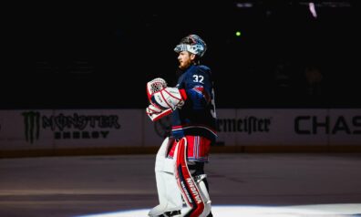 “Rangers” pieveic “Lightning”, brāļi apmainās ar vārtiem “Wild” un “Blackhawks” spēlē