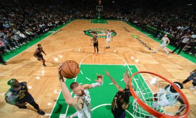 Porziņģa “slam dunk” pret iemigušo “Lakers” aizsardzību iekļūst NBA dienas topā