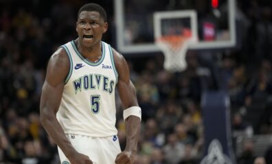 Edvardss sarīko izrādi un ar bloķētu metienu atnes “Timberwolves” uzvaru