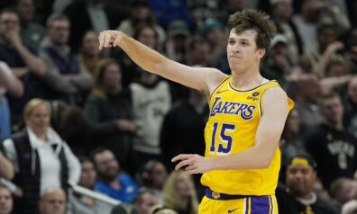 Divu papildlaiku trillerī “Lakers” uzvar “Bucks”, Rīvzs iekrāj “triple-double”