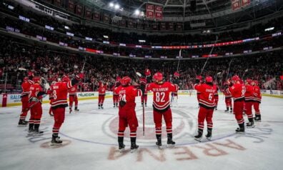 “Hurricanes” izcīna piekto panākumu pēc kārtas, “Rangers” uzvar līderu duelī