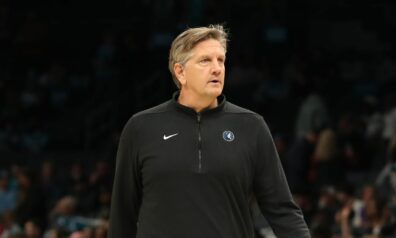 Nav pasargāti arī treneri – “Timberwolves” stūrmanis gūst savainojumu spēles laikā