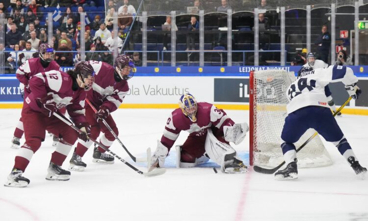 Latvijas un Somijas U18 hokejisti