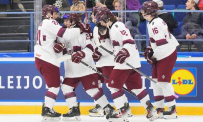 Latvijas U18 hokejisti spēj gūt vārtus, bet piedzīvo bezierunu zaudējumu pret ASV