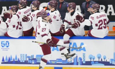 Latvijas U18 hokejisti gūst vārtus katrā periodā un PČ izcīna pirmo uzvaru