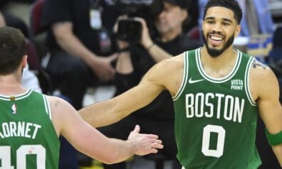 “Celtics” atkal uzvar viesos un nonāk soli no konferences finālā