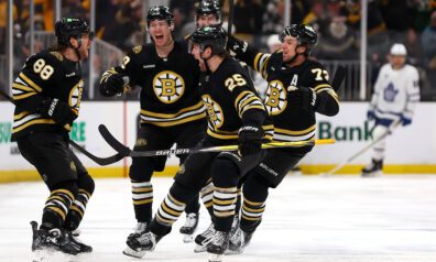 Lieliskais Pastrņāks kļūst par “Bruins” varoni, Toronto kārtējā vilšanās