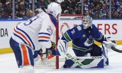 Šilovs atkal lielisks, “Canucks” pēdējā minūtē gūst svarīgus vārtus mačā un visā sērijā