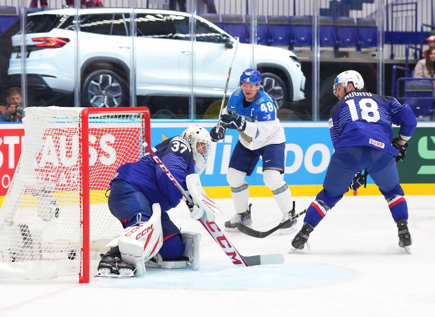 Frankrike scorer et mål før kampen mot Latvia og starter mesterskapet med tap