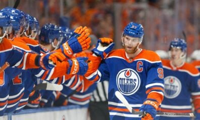 “Oilers” izdara trīsreiz mazāk metienu, bet iesoļo NHL finālā