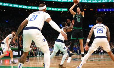 Porziņģim 12 punkti, “Celtics” ar izcilo Holideju priekšgalā panāk 2-0