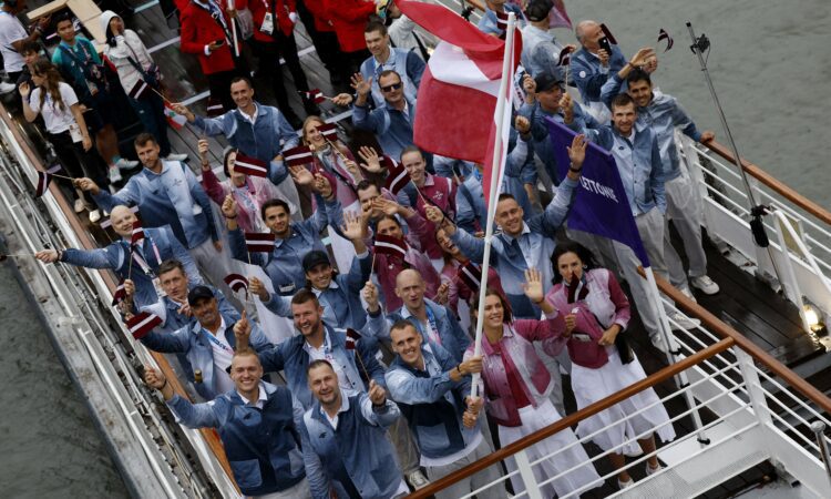 Latvijas delegācija Parīzes OS atklāšanas ceremonijā
