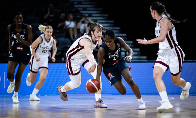 Latvijas un Francijas U20 basketbolistes