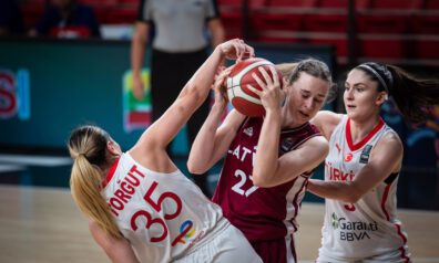 Anna Liepiņa pret Turcijas U20 basketbolistēm