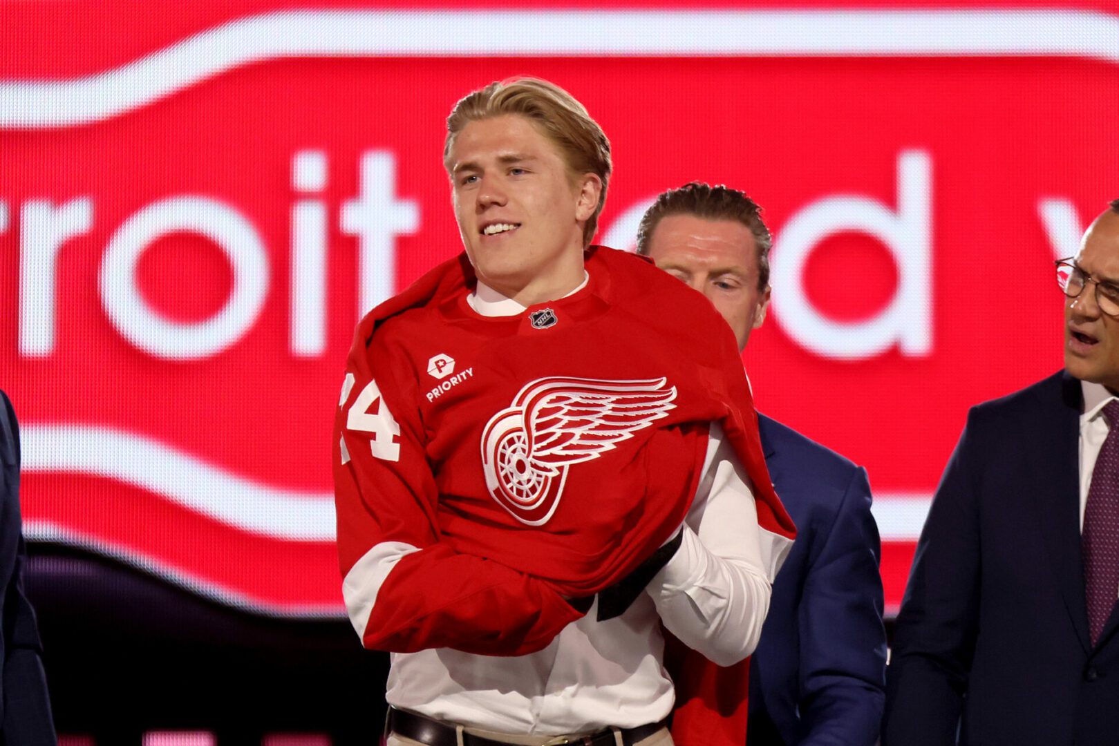 Den høyest draftede norske forwarden i historien får sin rookiekontrakt i NHL