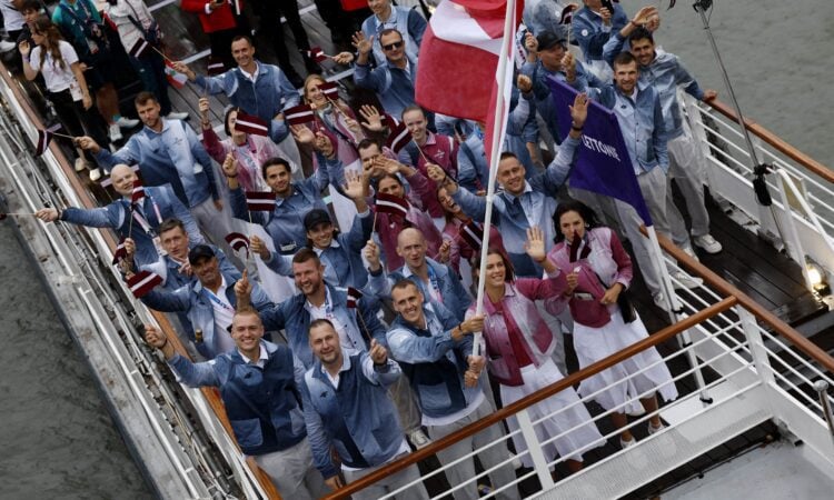 Latvijas delegācija Parīzes OS atklāšanas ceremonijā