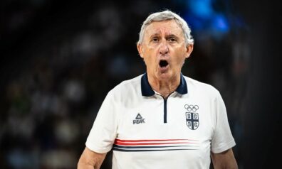Pešičs pamatīgi uzvelkas un minūtes pārtraukumā kārtīgi “iedod iekšās” saviem basketbolistiem