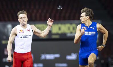 Fenomenālais Duplantis sprintā uzvar norvēģu 400 metru barjeru skrējēju
