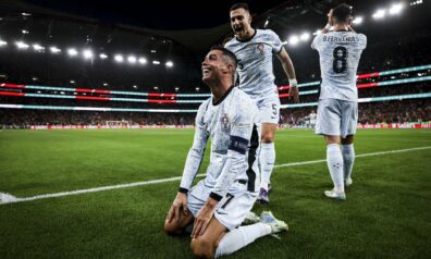 Lieliskais Ronaldu ieraksta kārtējo lappusi futbola vēstures grāmatā un gūst 900. vārtus karjerā