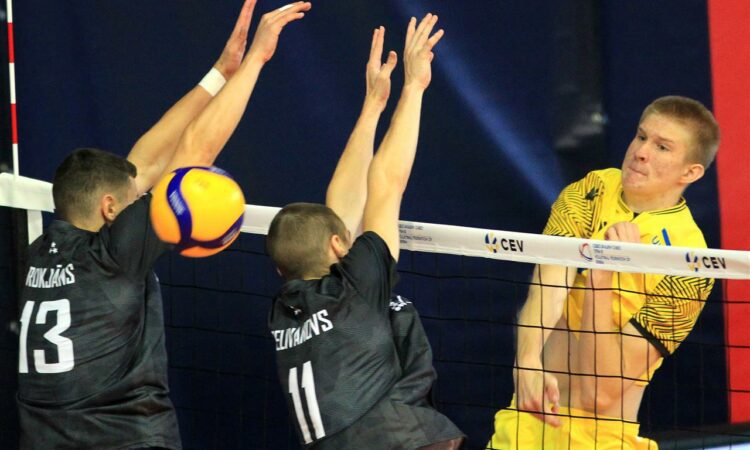 Latvijas un Ukrainas U20 volejbolisti