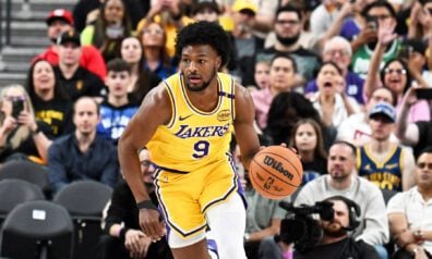 Bronijs Džeimss rezultatīvs “Lakers” pamatīgā sagrāvē, Karijs traumas dēļ nespēlē