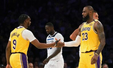 Džeimsu ģimene raksta vēsturi – Lebrons un Bronijs kopā dodas laukumā NBA spēlē