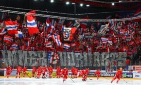 Ivars Punnenovs (nr. 74) ar komandas biedriem