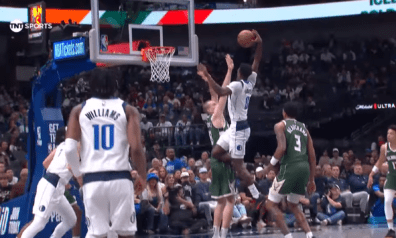 Pasečņika augums nav šķērslis – “Mavericks” uzbrucējs triec bumbu grozā pāri latvietim