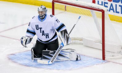 “Utah” vārtsargs “stāv uz galvas”, atvaira gandrīz 50 metienus un atnes komandai uzvaru
