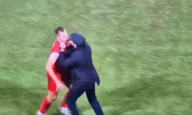 “Krollis vairs šeit nespēlēs” – treneris uzvelkas un pret futbolistu pielieto fizisku spēku