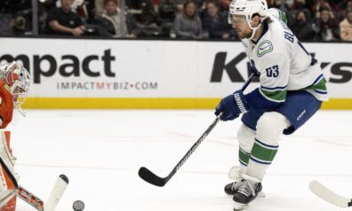 Bļugers fantastisks iemetienos, “Canucks” pieveic tiešos konkurentus