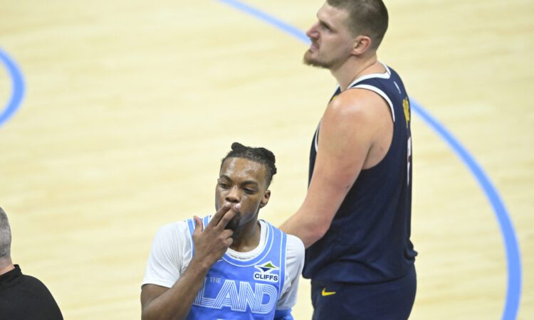 Dariuss Garlands un Nikola Jokičs
