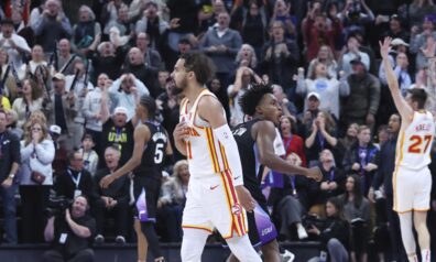 “Parasts treniņa metiens” – Jangs ar metienu no centra izrauj “Hawks” uzvaru