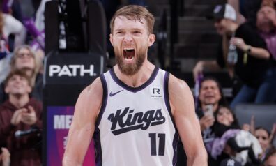 Sabonim “triple-double” trillerī, rezervē nosēdinātais Bīls sekmē “Suns” uzvaru