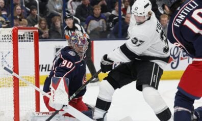 Merzļikins kļust par galveno zvaigzni “Blue Jackets” uzvarā, Bļugers un “Canucks” aptur NHL līderi