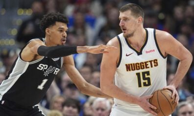 Vembanajama un Jokičs sarīko basketbola izrādi, “Spurs” izrādās pārāki