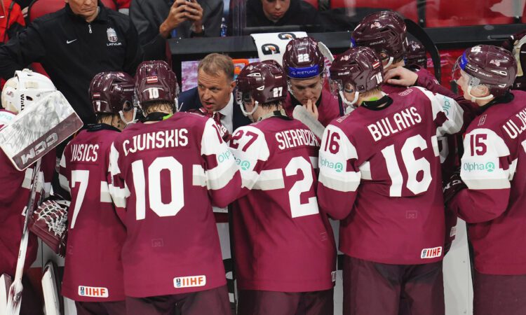 Kārlis Zirnis un Latvijas U20 hokejisti
