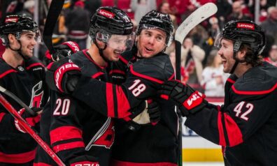 Aho kļūst par “Hurricanes” varoni un sasniedz zīmīgu punktu robežu