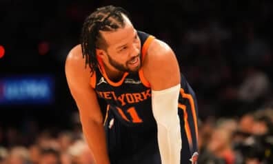 Aukstasinīgais Bransons glābj “Knicks” un pagarina bedrē esošās “76ers” ciešanas