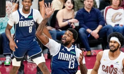 “Mavericks” pirmajā spēlē pēc Dončiča aizmainīšanas graujoši zaudē NBA līderei