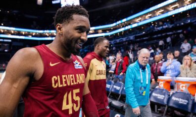 “Cavaliers” nespēj apturēt arī “Bucks”, komandai 14. uzvara pēc kārtas